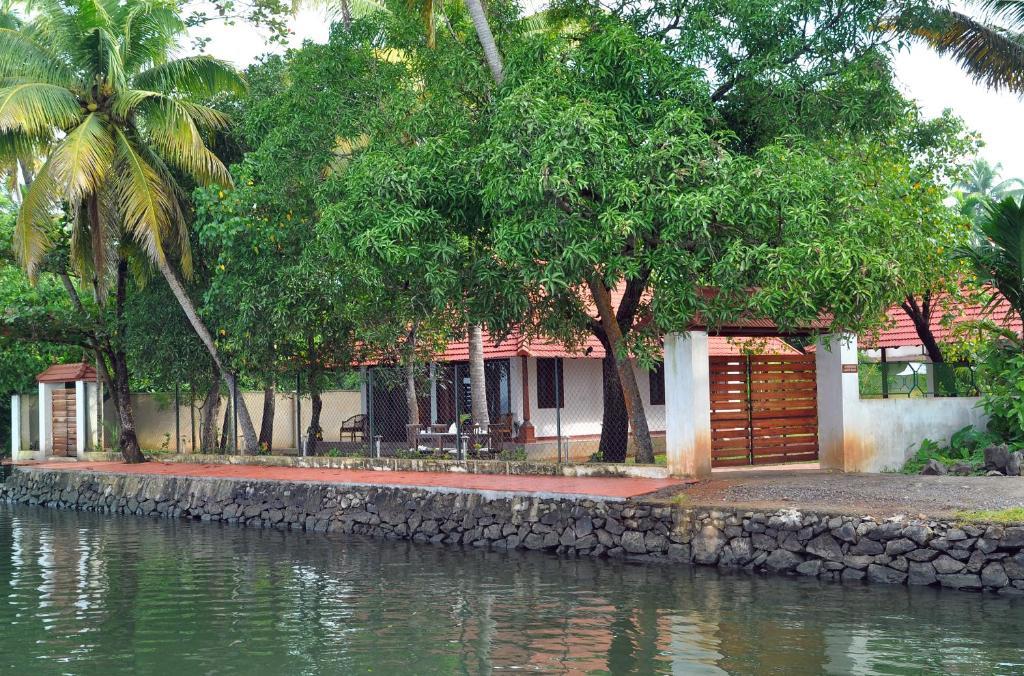 Saro Lake County Kumarakom Habitación foto